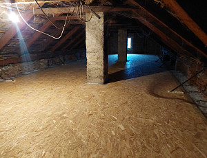 Zateplení stropu zděného rodinného domu pomocí foukané izolace